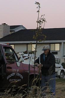 Orlin Stensland planting trees Oct. 2001. © Eunice Riesberg